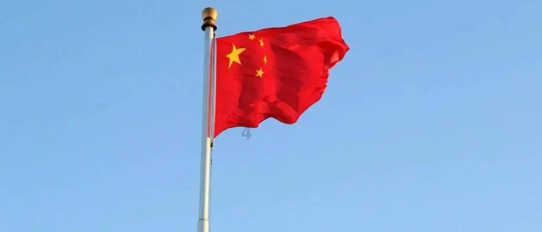 梅根优雅穿黑色吊带裙,与哈里亲昵出席电影首映式,牵手超恩爱